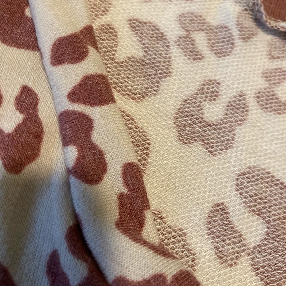 Long sleeve animal print v neck. - Picture 4 of 6